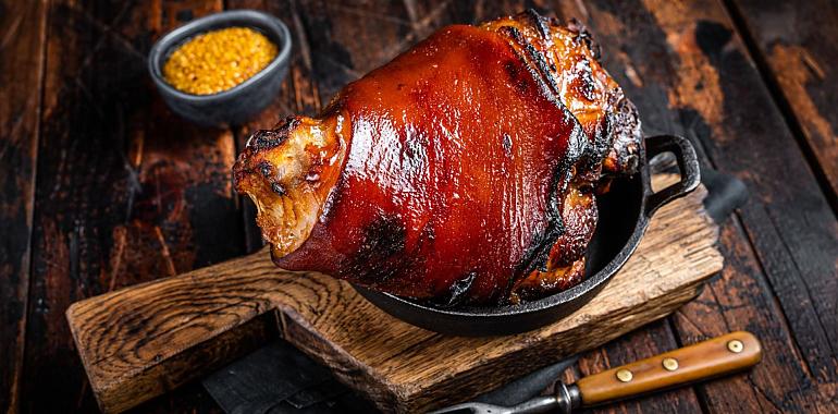 Recetas de una abuela asturiana: Codillo al infierno asturianu (con sidra, miel, manzana y una costra tan crujiente que despierta a los vecinos)