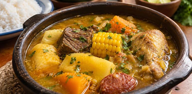 Recetas de una abuela asturiana: ¡Ay, virgen del Carbayu! La güela Balbina descubre el sancocho dominicano y monta una fiesta internacional en la pota