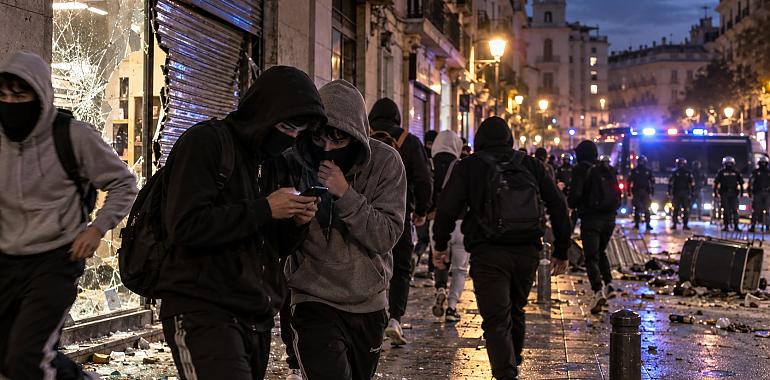 La nueva violencia de los encapuchados salta de las redes a las calles: ¿puede Asturias ser el próximo escenario de los saqueos juveniles?