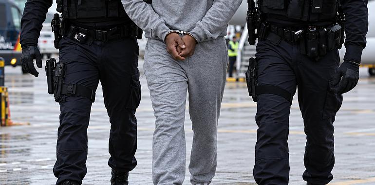 Expulsado de Asturias un asesino condenado a 17 años de cárcel: la Policía revela que 46 extranjeros expulsados acumulaban 151 detenciones