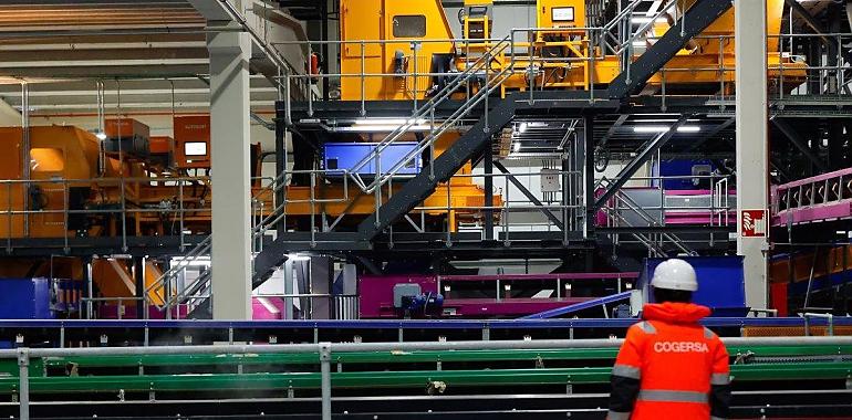 Nuevo susto en la «plantona» de Cogersa: los trabajadores sofocan otro fuego en la instalación que ya ardió en 2024 y cuya reconstrucción costó 14,7 millones
