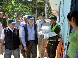 "Nadie se va a quedar sin ayuda humanitaria", promete Santos a las afectados por las lluvias