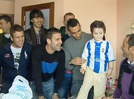 Los jugadores del Avilés visitan a los niños ingresados en el hospital