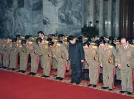 Kim Jong Un forma en la guardia de honor ante el féretro de su padre