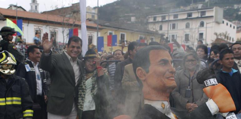 Correa compartió con el pueblo quiteño la quema de monigotes satíricos