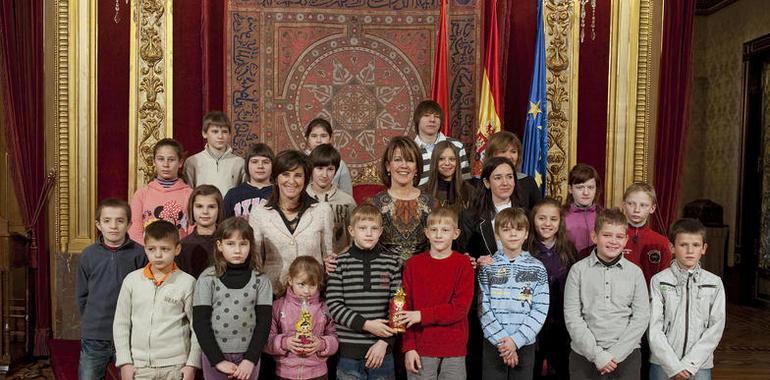 Barcina recibe a niñas y niños ucranianos acogidos por familias navarras 