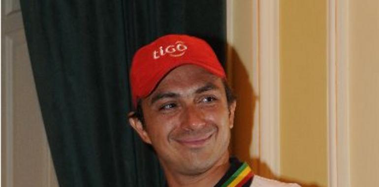 Morales condecora al "Chavo" Salvatierra por su participación en el Rally Dakar 2012 