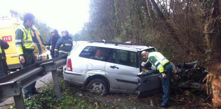 Conductora herida de consideración tras salirse de la vía en el cruce de La Caridad