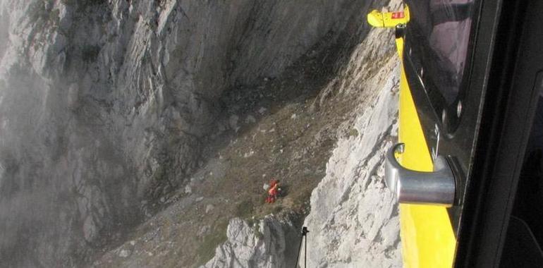 El helicópetero traslada al HUCA a un senderista herido en Pico Torres, Aller