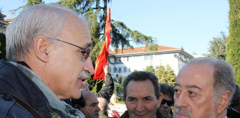 De Lorenzo dialoga con los pensionistas de CC.OO. tras su protesta ante la Delegación del Gobierno