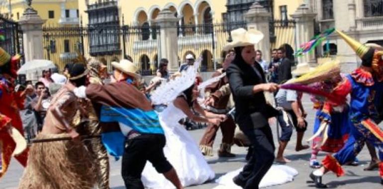 Perú presenta sus carnavales riojanos