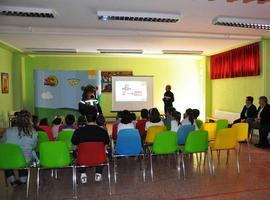 El 'oso' Perico visita el colegio “Álvaro Flórez Estrada” de Pola de Somiedo