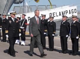 Morenés preside la entrega a la Armada del BAM 'Relámpago' 