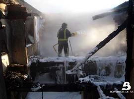 El fuego calcina una vivienda en Carraspientes, Mieres