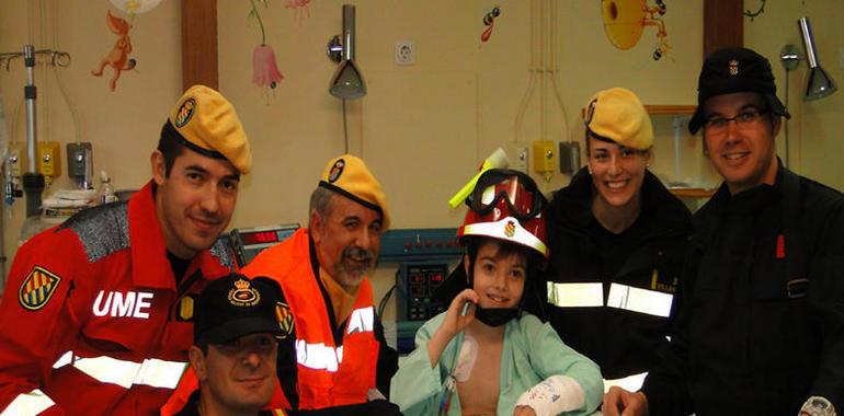 La Unidad Militar de Emergencias visita a los niños ingresados en el Hospital La Paz 