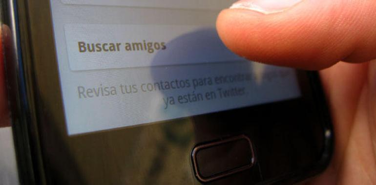 FACUA denuncia a Twitter por guardar sin permiso la agenda de contactos de los móviles