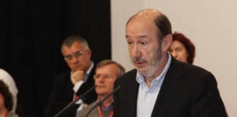 Rubalcaba: "La reforma laboral del PP significa menos derechos y menos empleo"