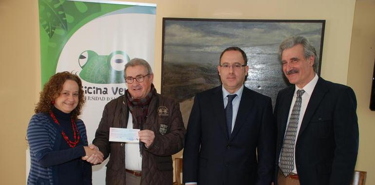 La Universidad de Salamanca entrega a la Federación Síndrome de Down 1.783 € derivados de la gestión de residuos