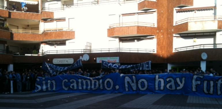 El oviedismo muestra su indignación con Alberto González por las calles de Luanco