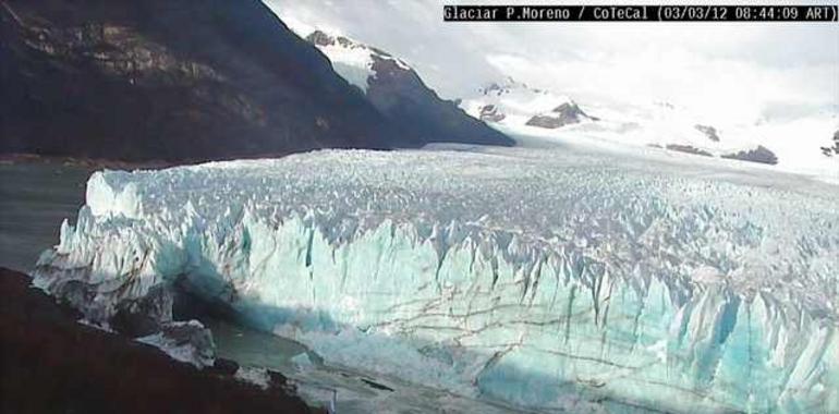 Turistas de todo el mundo siguen el rompimiento del glaciar Perito Moreno