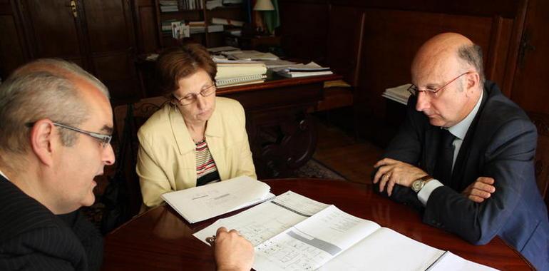 María José Ramos y el alcalde Valdés analizan el anteproyecto de la nueva sede judicial de Luarca 