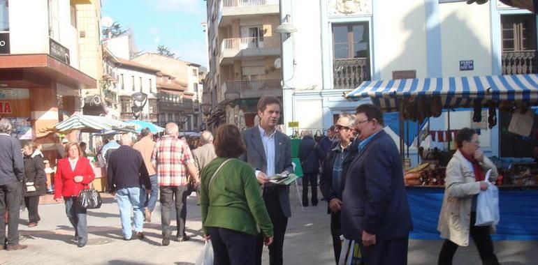 El Candidato URAS, Javier Lopez Alonso, en el Mercado de Grado y en el Rastro de Gijón