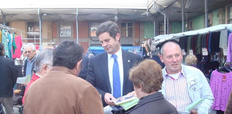 El candidato de URAS con los comerciantes de Avilés