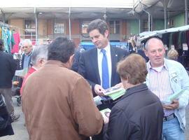 El candidato de URAS con los comerciantes de Avilés