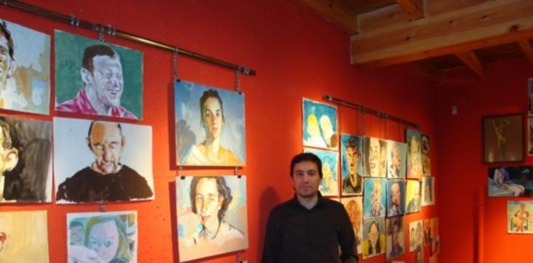 José Luis Torrico expone en la Casona del Bravial con una muestra de retratos