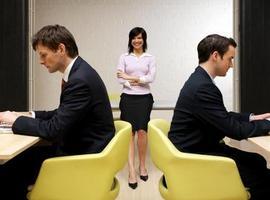 A más mujeres directivas, más democracia