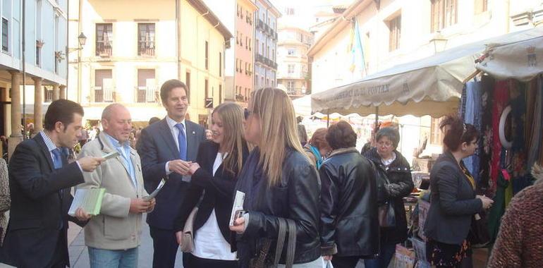 Visita de URAS en el Mercado del Fontan en Oviedo