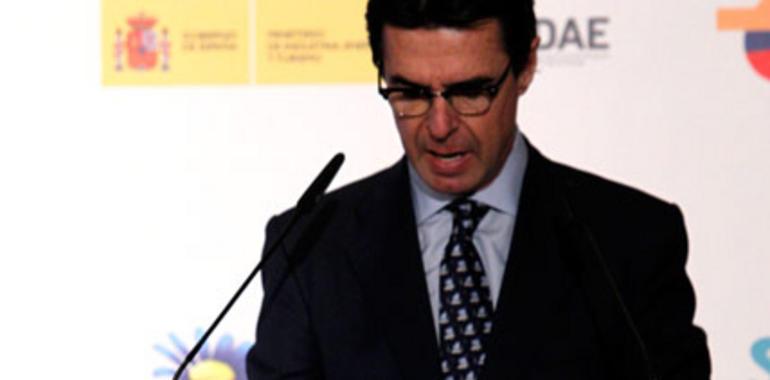 Greenpeace proyecta "I Love Nuclear" sobre el ministro Soria en los premios de la energía