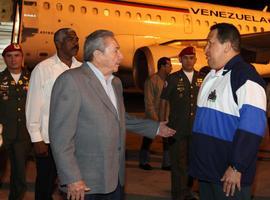 Chávez llegó a La Habana y fue recibido por Raúl Castro 