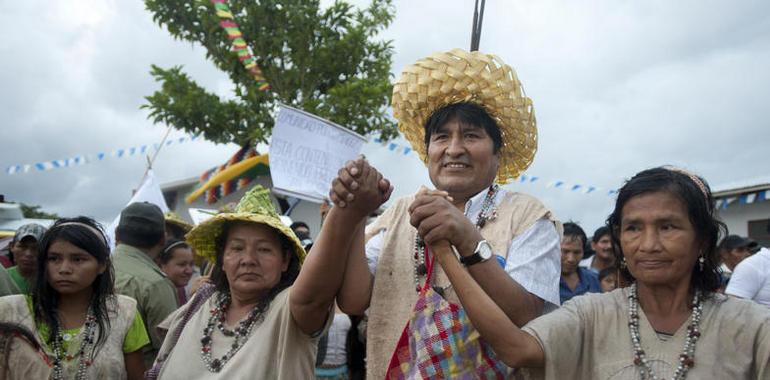 Motores fuera borda, viviendas y un coliseo para los indígenas de Gundonovia