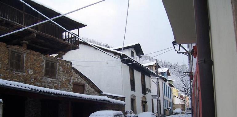 El Connio y la carretera de acceso a los lagos de Covadonga siguen cortados al tráfico por nieve y hielo 