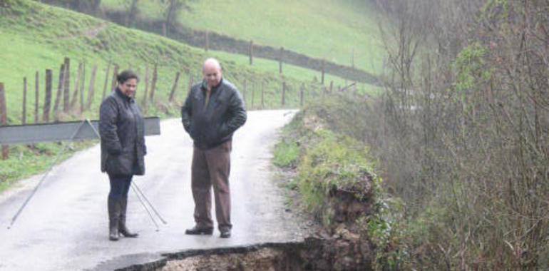 La reparación del argayo de la carretera de Llonín  durará un mes aproximadamente