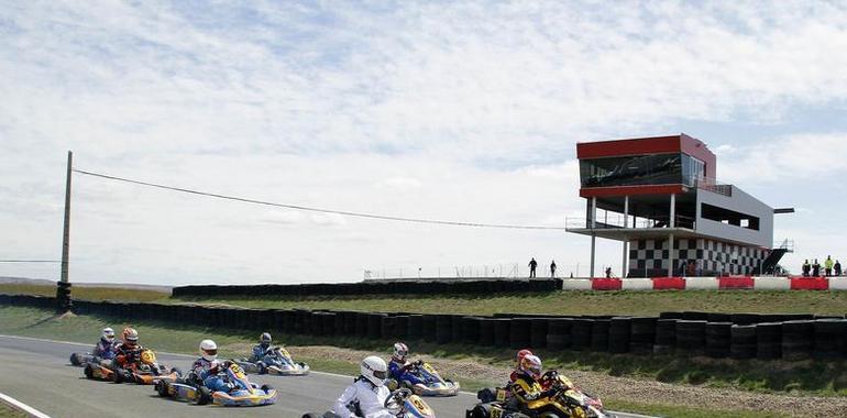 Buen papel de los pilotos asturianos de karting en Benamiel
