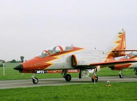 Un caza C101 cae a tierra en Madrid, cerca de Alcalá Meco, y muere un tripulante