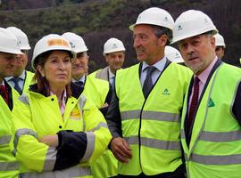 Ana Pastor visita las obras de la Variante de León hacia Lena, con las de Asturias 'en estudio'