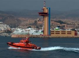 Salvamento Marítimo rescata a los 11 ocupantes de una patera localizada a 14 millas de Mesa Roldán