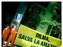 Greenpeace cuelga en la Embajada de Brasil la "futura bandera" del país
