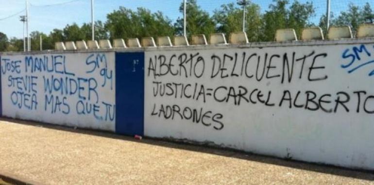 La afición del Real Oviedo carga contra los dirigentes del club