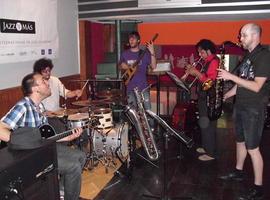 Mussssha música con Solo para locos' en el Jaz y Más de AsturiasMundial en Chaquetón