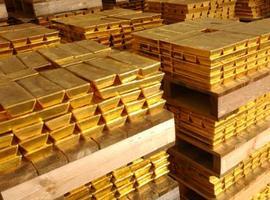 El precio del oro se estabiliza después de su mayor alza en tres años 