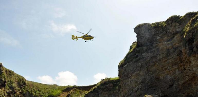 Restacatado un pesquín aislado por la marea en La Espasa