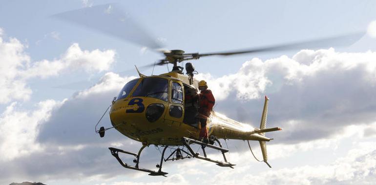 Rescate en helicóptero de un pescador herido en Llonín, en Peñamellera Alta