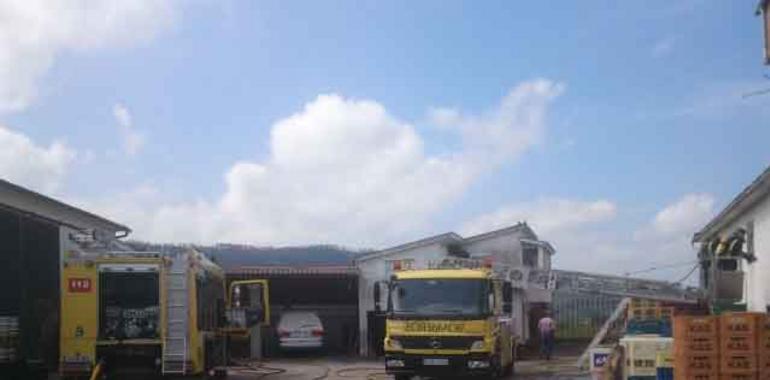 El fuego destruye parte de un local de hostelería en La Braña, Castrillón