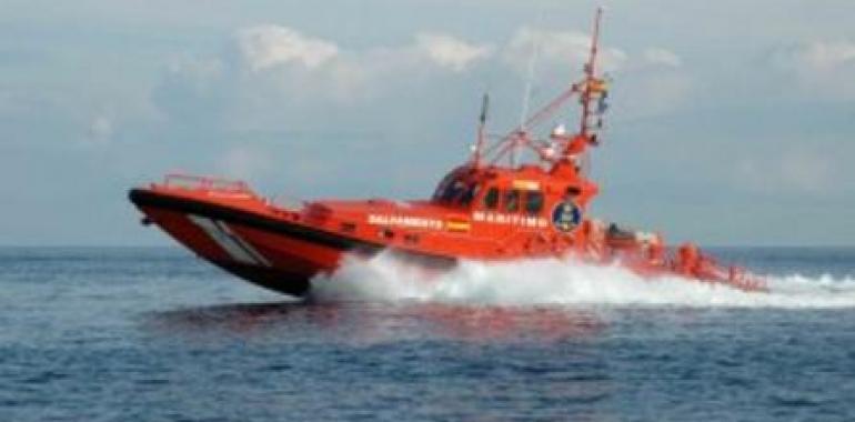 Salvamento Marítimo rescata a los 55 ocupantes de una patera localizada a unas 4 millas de Alborán