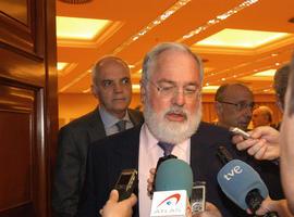 Arias Cañete culpa al PSOE del "insostenible déficit de tarifa", que el domingo volverá a subir