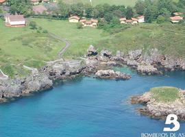 Se colocan 6 barreras absorbentes en Aboño y tras el espigón del puerto candasino